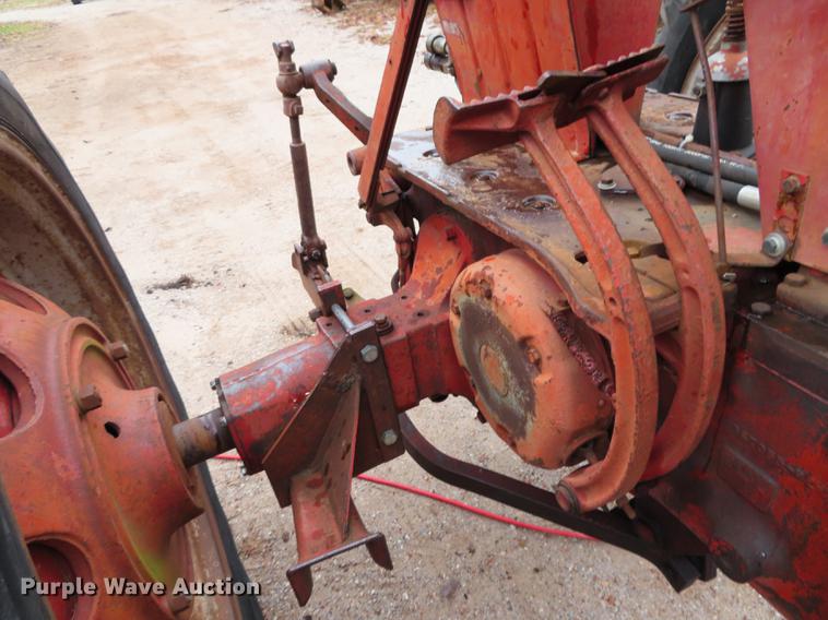 image for item DN9212 International 560 tractor