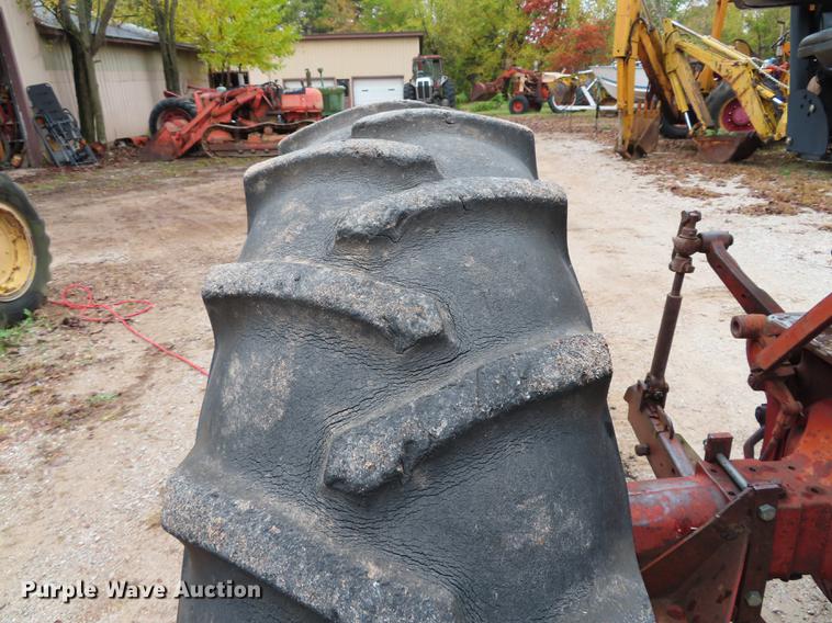 image for item DN9212 International 560 tractor