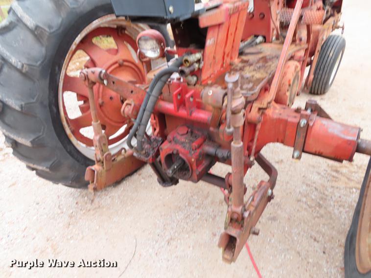 image for item DN9212 International 560 tractor