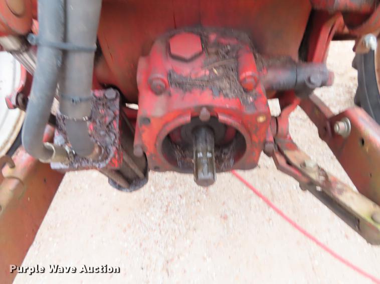 image for item DN9212 International 560 tractor