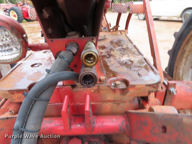 image for item DN9212 International 560 tractor