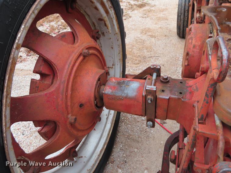 image for item DN9212 International 560 tractor