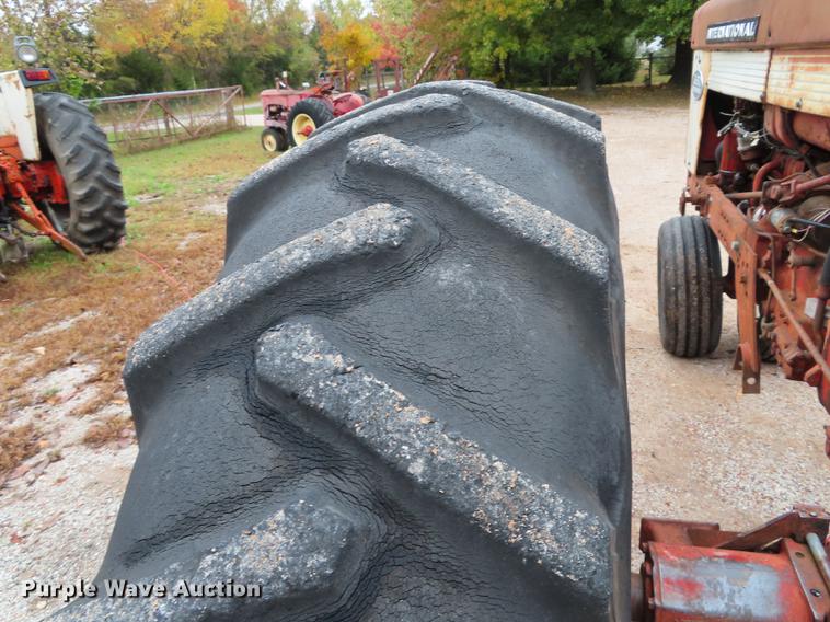 image for item DN9212 International 560 tractor