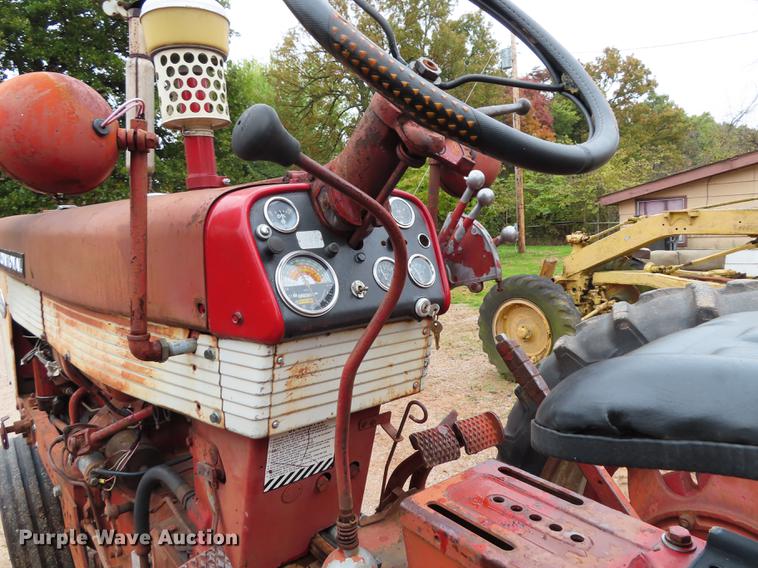 image for item DN9212 International 560 tractor