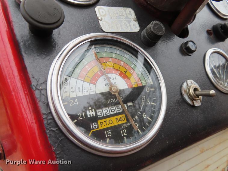 image for item DN9212 International 560 tractor