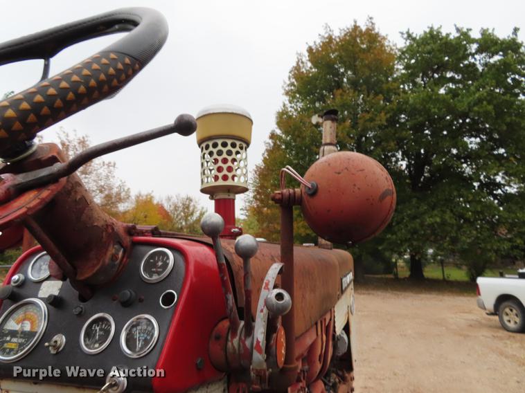 image for item DN9212 International 560 tractor