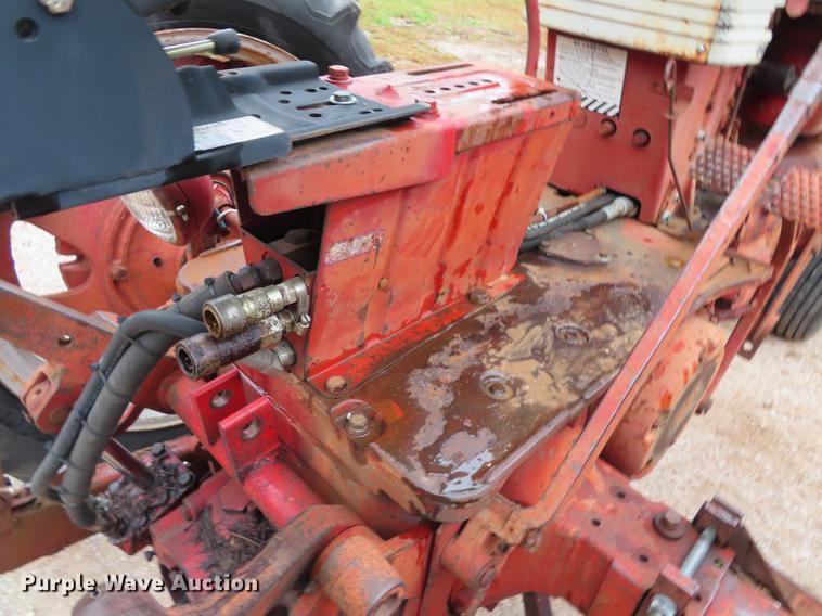 image for item DN9212 International 560 tractor