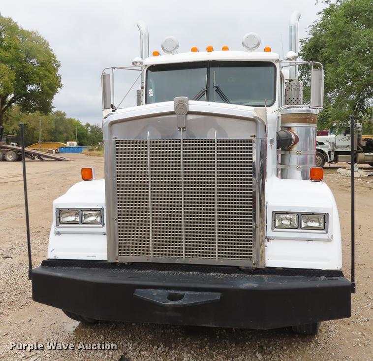 image for item DN9219 1982 Kenworth W900 wrecker truck