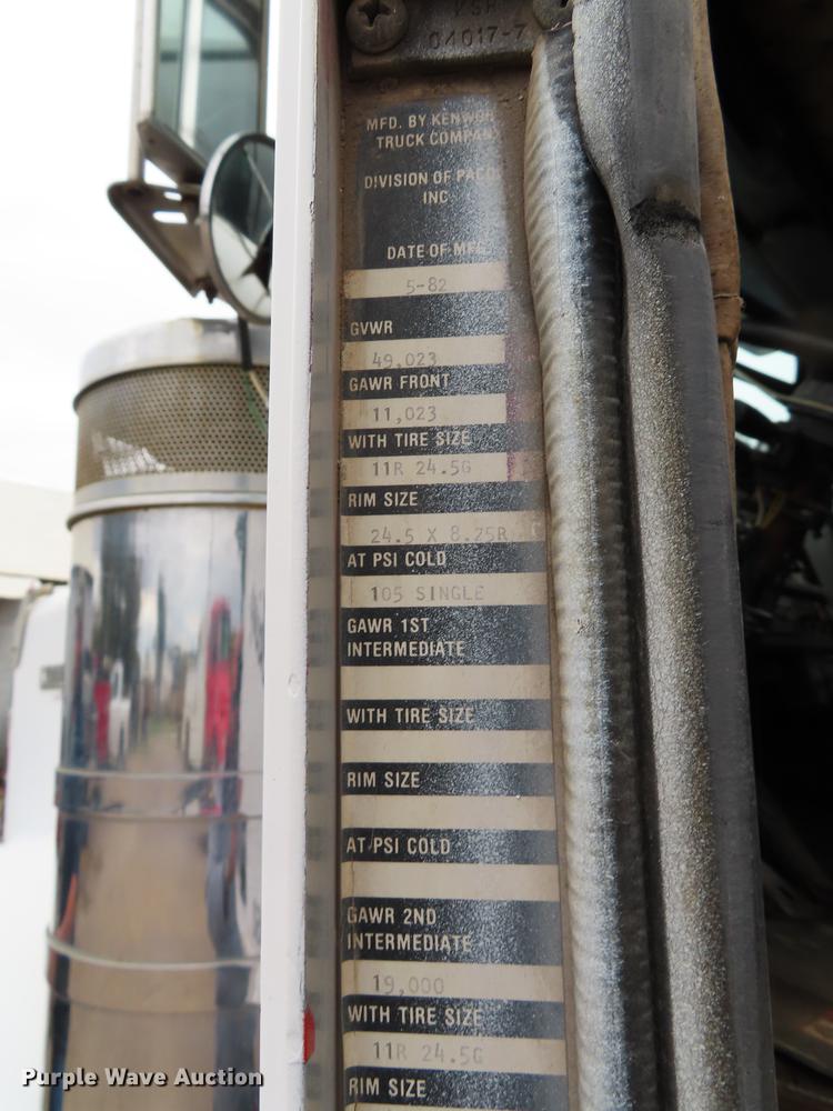 image for item DN9219 1982 Kenworth W900 wrecker truck