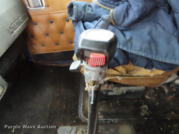 image for item DN9219 1982 Kenworth W900 wrecker truck