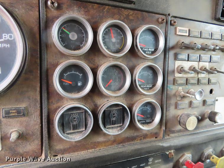 image for item DN9219 1982 Kenworth W900 wrecker truck