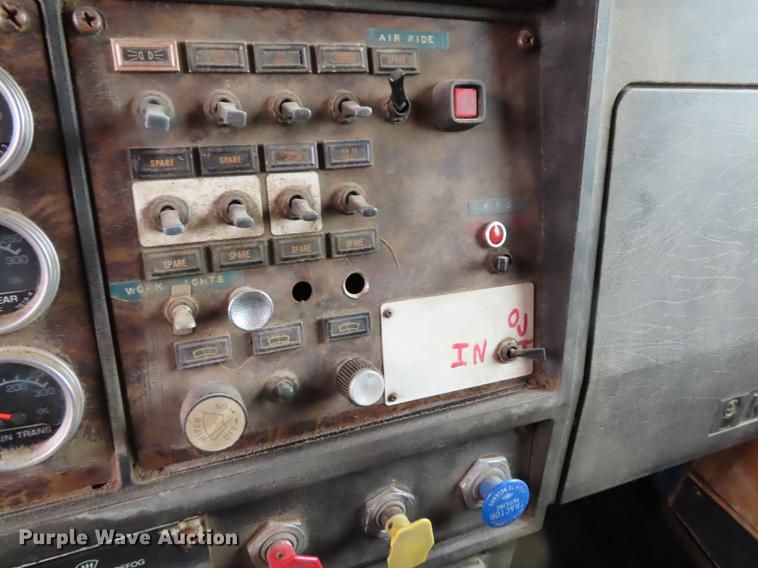 image for item DN9219 1982 Kenworth W900 wrecker truck