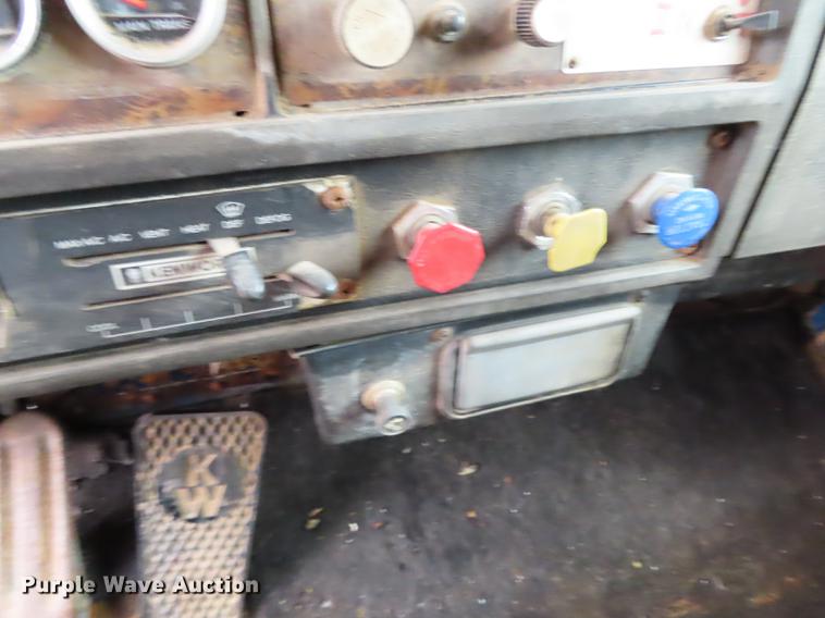 image for item DN9219 1982 Kenworth W900 wrecker truck