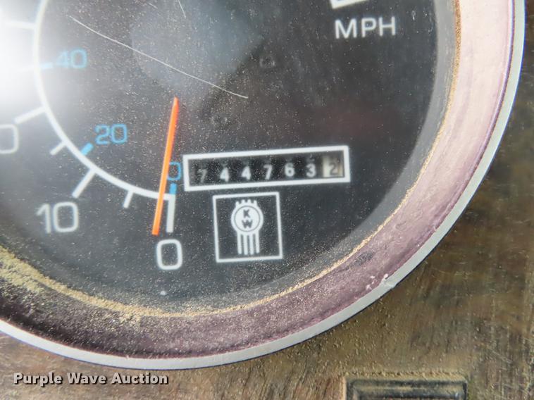 image for item DN9219 1982 Kenworth W900 wrecker truck