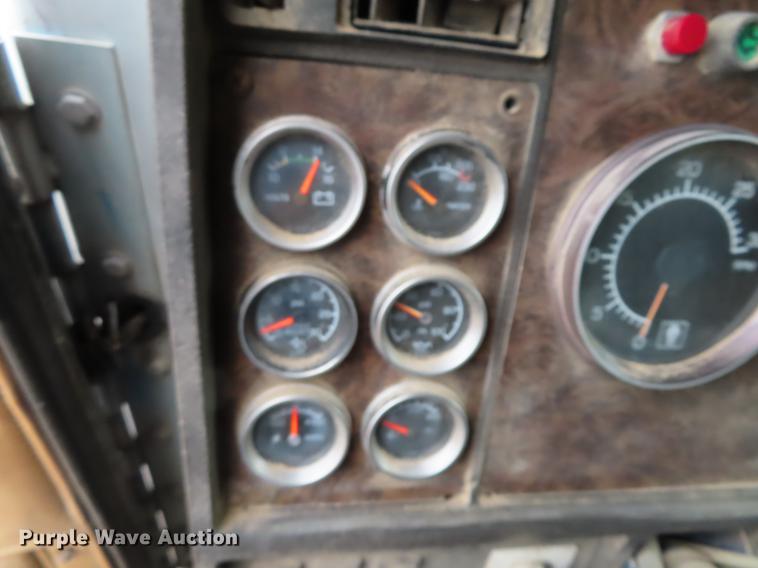 image for item DN9219 1982 Kenworth W900 wrecker truck