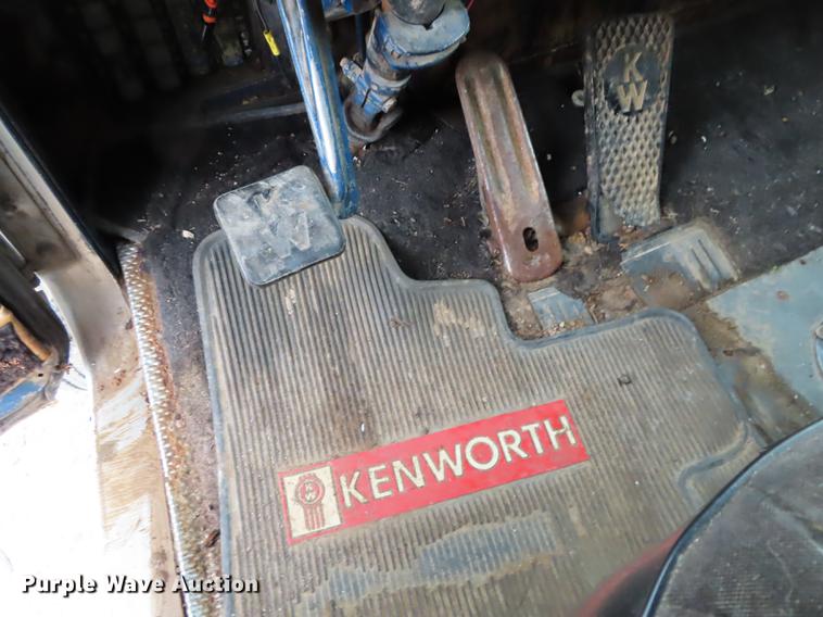 image for item DN9219 1982 Kenworth W900 wrecker truck