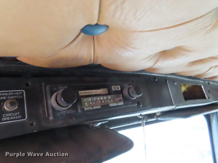 image for item DN9219 1982 Kenworth W900 wrecker truck