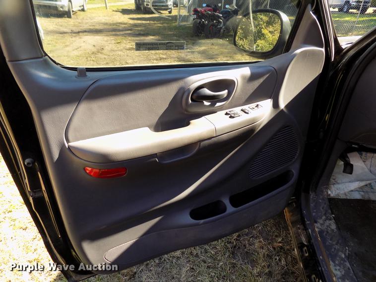 image for item DY9084 2003 Ford F150 XLT SuperCab pickup truck