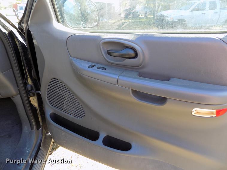 image for item DY9084 2003 Ford F150 XLT SuperCab pickup truck