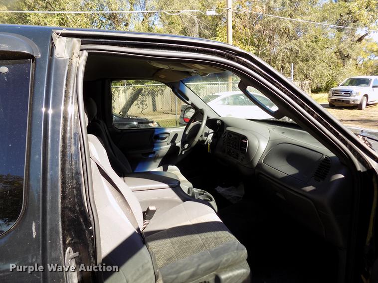 image for item DY9084 2003 Ford F150 XLT SuperCab pickup truck