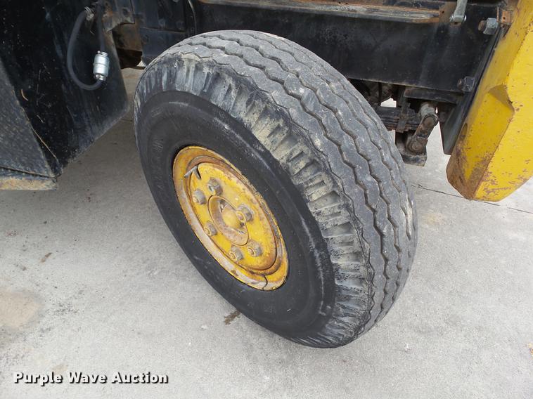 image for item DZ9466 Champ 530-70 forklift