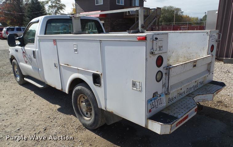 image for item DZ9472 2001 Ford F350 Super Duty utility bed pickup truck