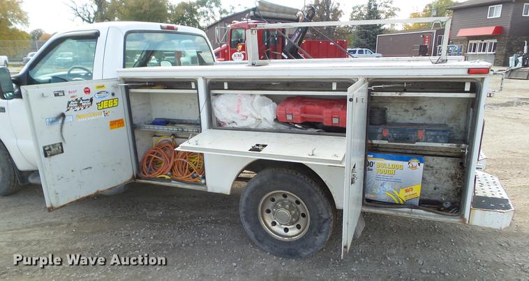 image for item DZ9472 2001 Ford F350 Super Duty utility bed pickup truck