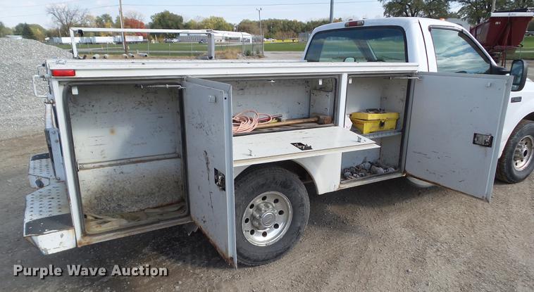 image for item DZ9472 2001 Ford F350 Super Duty utility bed pickup truck