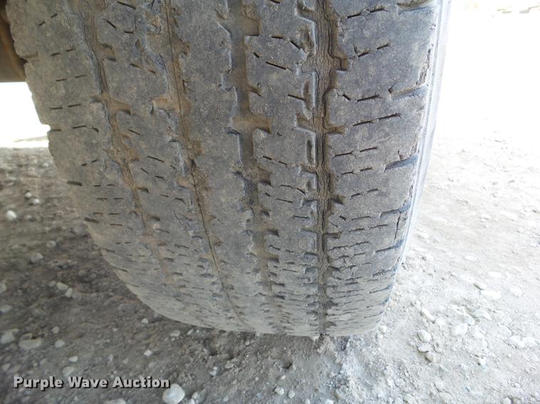 image for item DZ9472 2001 Ford F350 Super Duty utility bed pickup truck