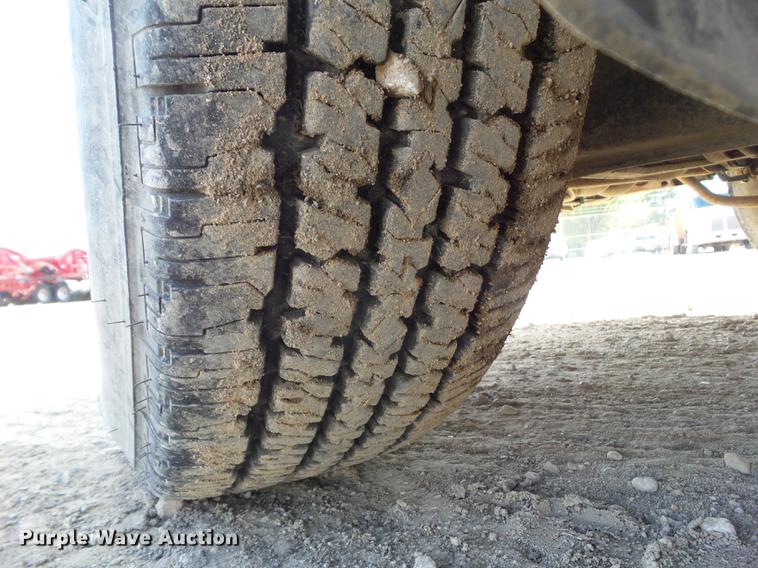 image for item DZ9472 2001 Ford F350 Super Duty utility bed pickup truck