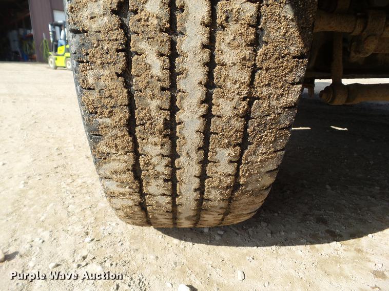 image for item DZ9472 2001 Ford F350 Super Duty utility bed pickup truck