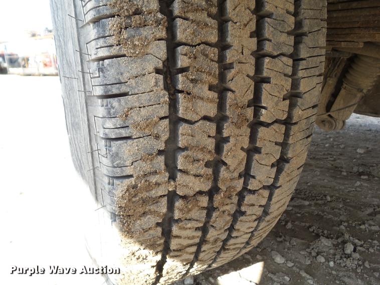 image for item DZ9472 2001 Ford F350 Super Duty utility bed pickup truck