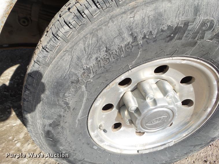 image for item DZ9472 2001 Ford F350 Super Duty utility bed pickup truck