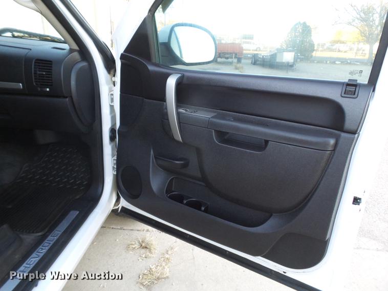 image for item EN9655 2011 Chevrolet Silverado 1500 Z71 Crew Cab pickup truck