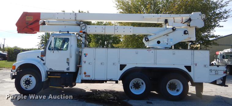 image for item EO9712 2002 International 4900 bucket truck