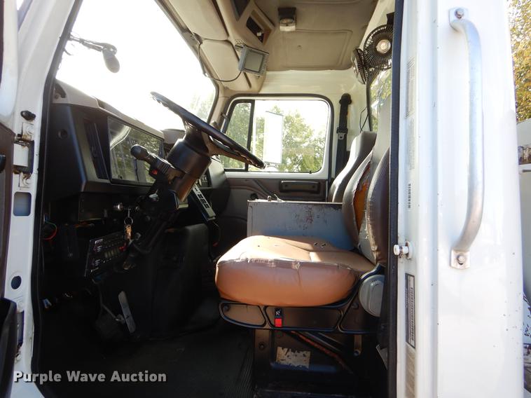 image for item EO9712 2002 International 4900 bucket truck