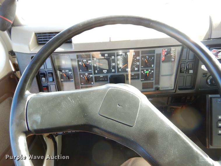 image for item EO9712 2002 International 4900 bucket truck