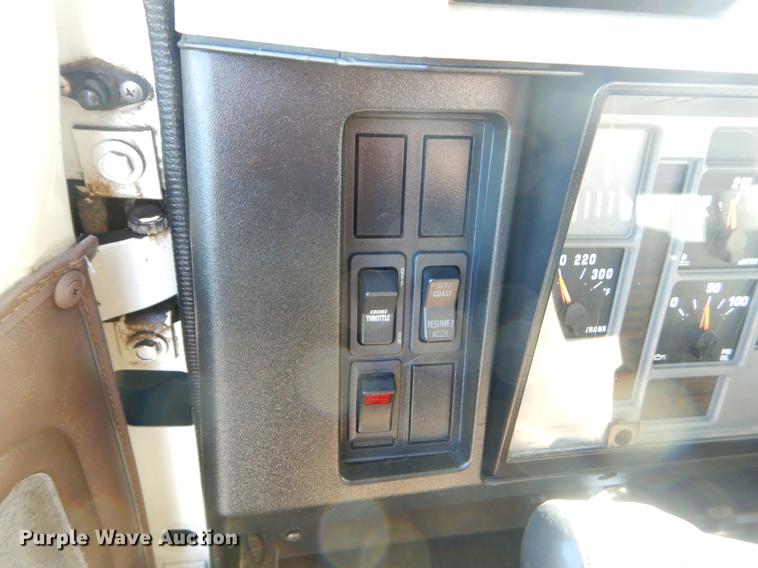 image for item EO9712 2002 International 4900 bucket truck