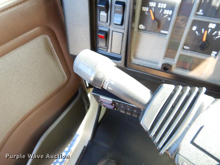 image for item EO9712 2002 International 4900 bucket truck