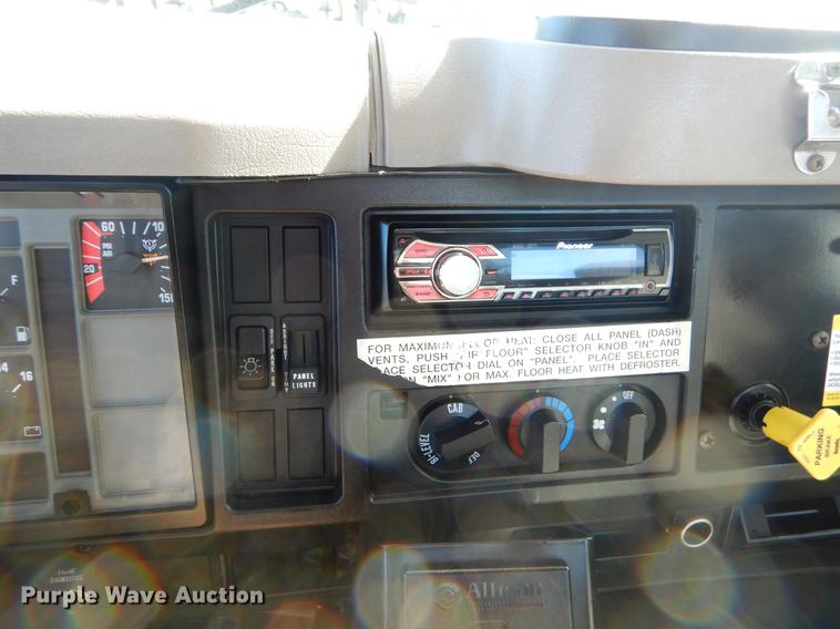 image for item EO9712 2002 International 4900 bucket truck