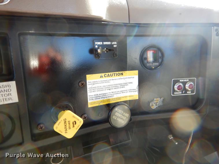 image for item EO9712 2002 International 4900 bucket truck