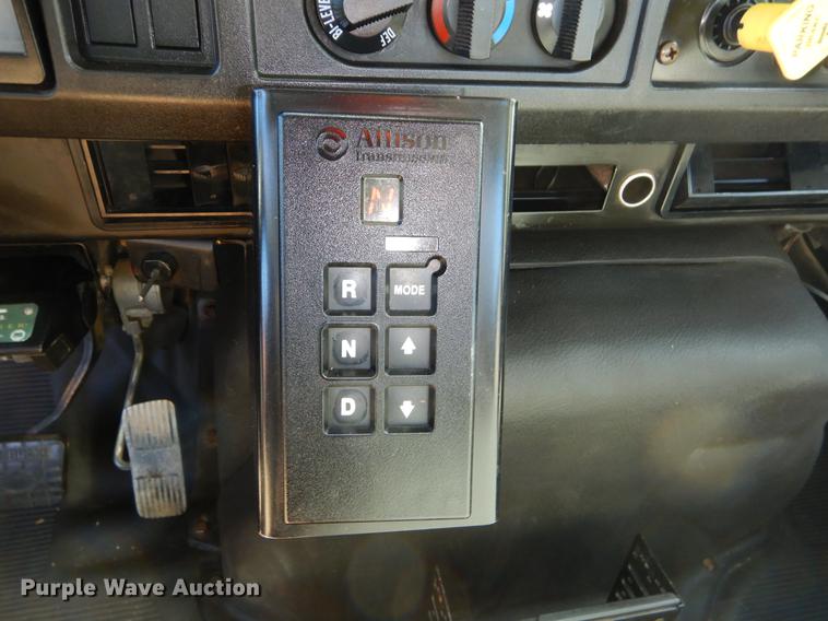 image for item EO9712 2002 International 4900 bucket truck