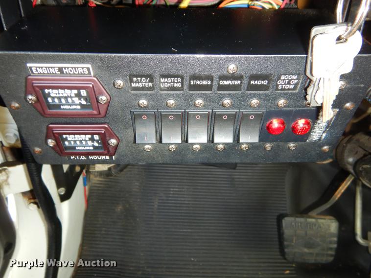 image for item EO9712 2002 International 4900 bucket truck