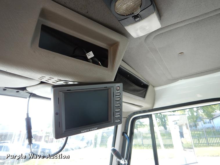 image for item EO9712 2002 International 4900 bucket truck