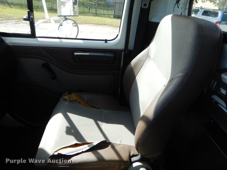 image for item EO9712 2002 International 4900 bucket truck