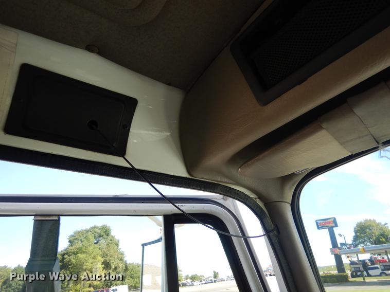 image for item EO9712 2002 International 4900 bucket truck