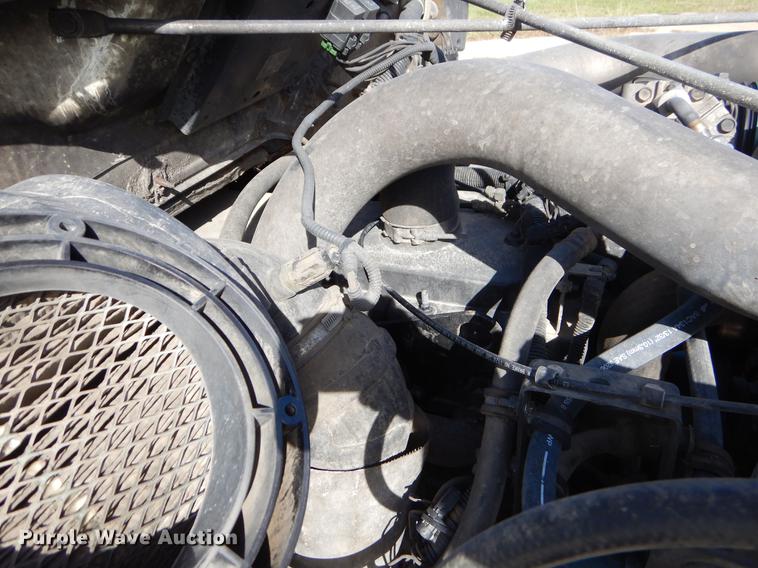 image for item EO9712 2002 International 4900 bucket truck