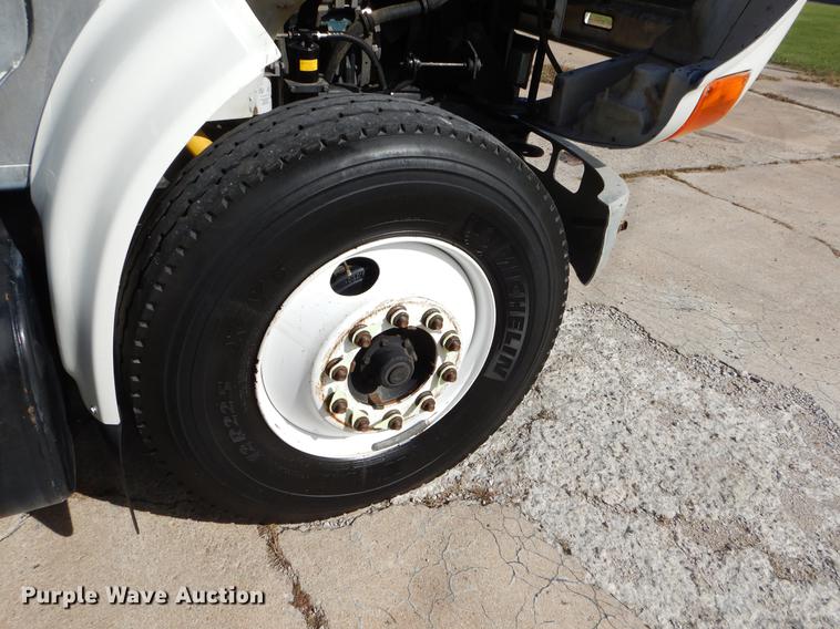 image for item EO9712 2002 International 4900 bucket truck