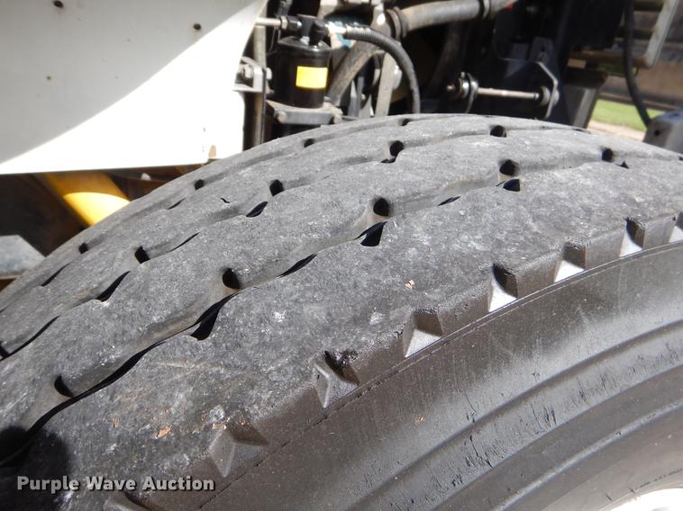 image for item EO9712 2002 International 4900 bucket truck