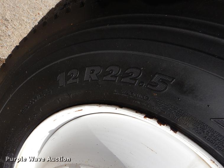 image for item EO9712 2002 International 4900 bucket truck